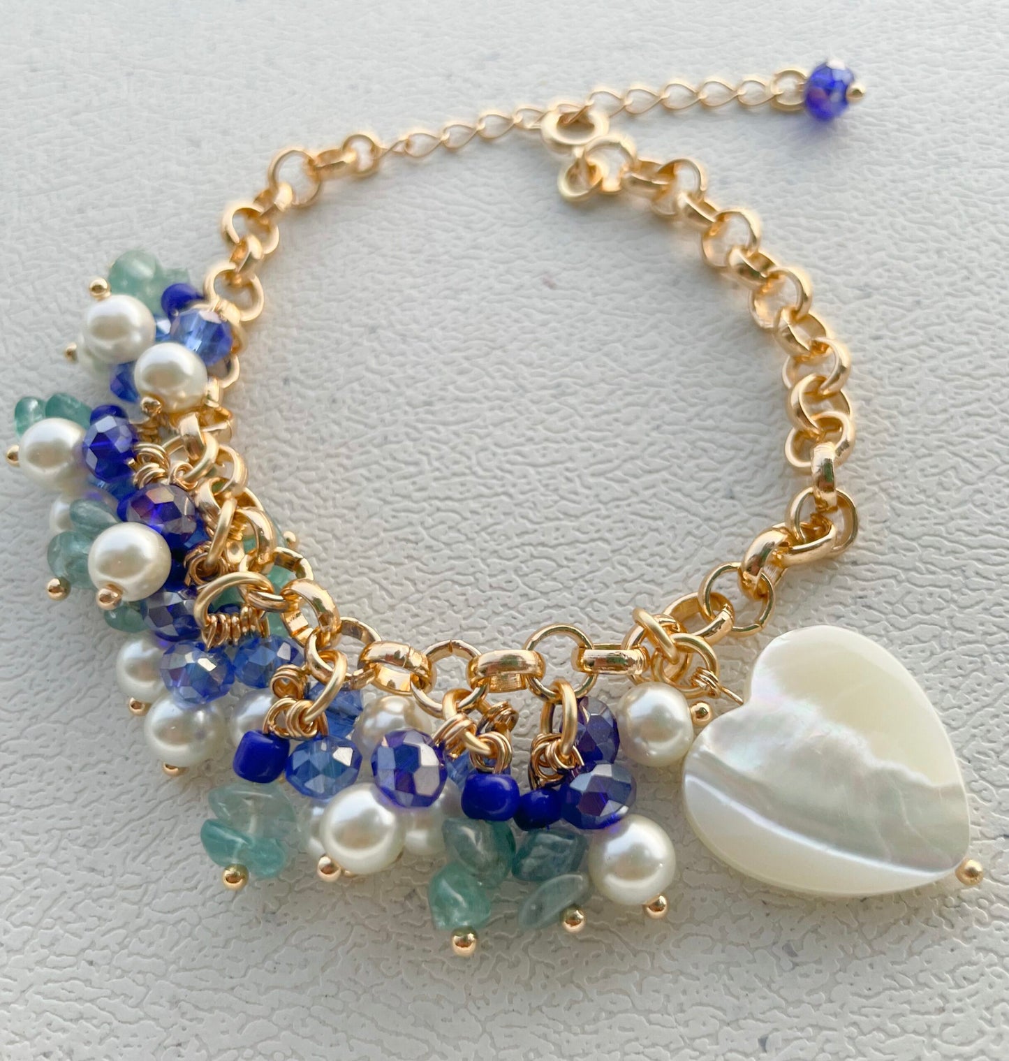 Pulsera azul con corazón nácar